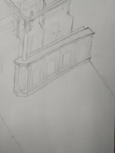 Man sieht einen Barbereich als Bleistiftskizze. An der Wand befindet sich mittig ein Spiegel mit zwei Zapfhähnen davor. Der Spiegel ist von zwei geschnitzten Säulen eingerahmt. Rechts und links davon befinden sich mehrere Regalfächer. Unterhalb davon sind mehrere Schranktüren. Vor der Bar befindet sich ein Gang, dann kommt eine schmale Theke. Am frei stehenden Ende der Theke geht eine Säule nach oben auf welcher nochmal zwei waagerechte Bretter befestigt sind, die später Dekorationen tragen sollen.